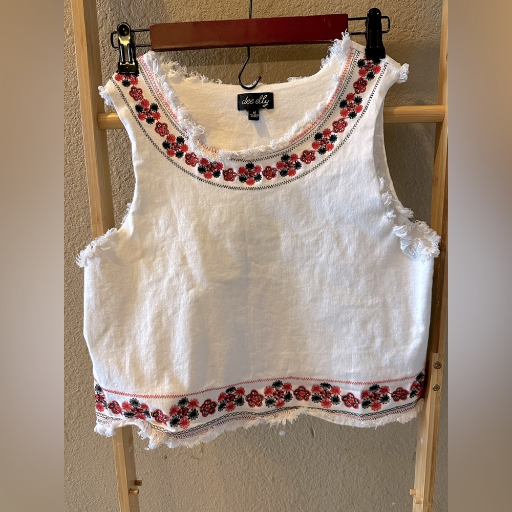 Dee Elly White with sewed details size medium tank blouse